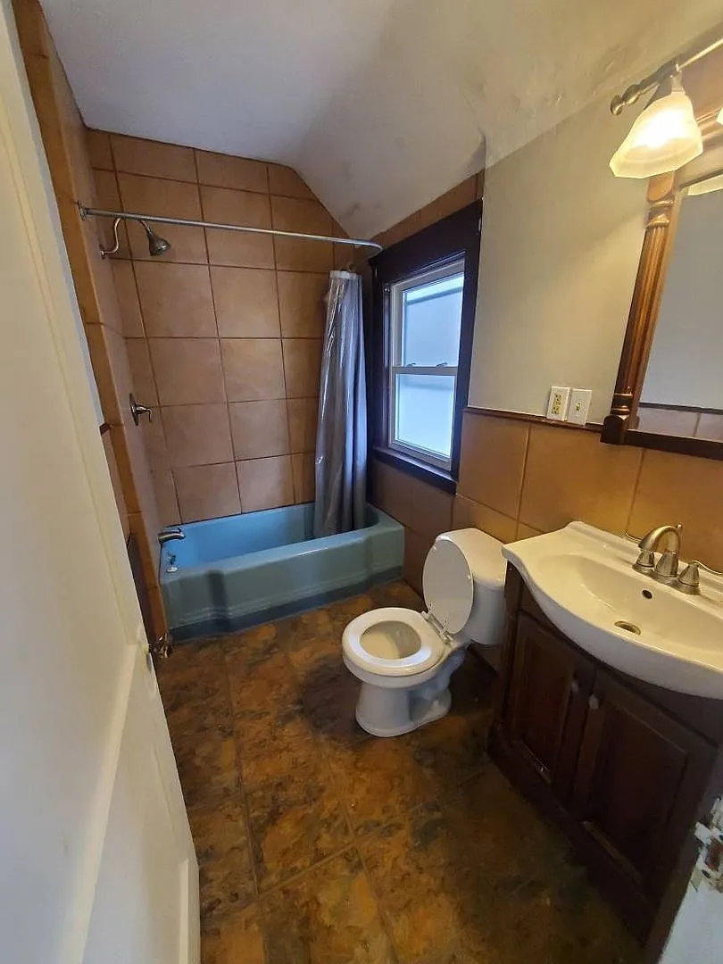 Charming 3-Bedroom Property In Prime Location (Section 8 Vouchers Accepted) — Photo 1