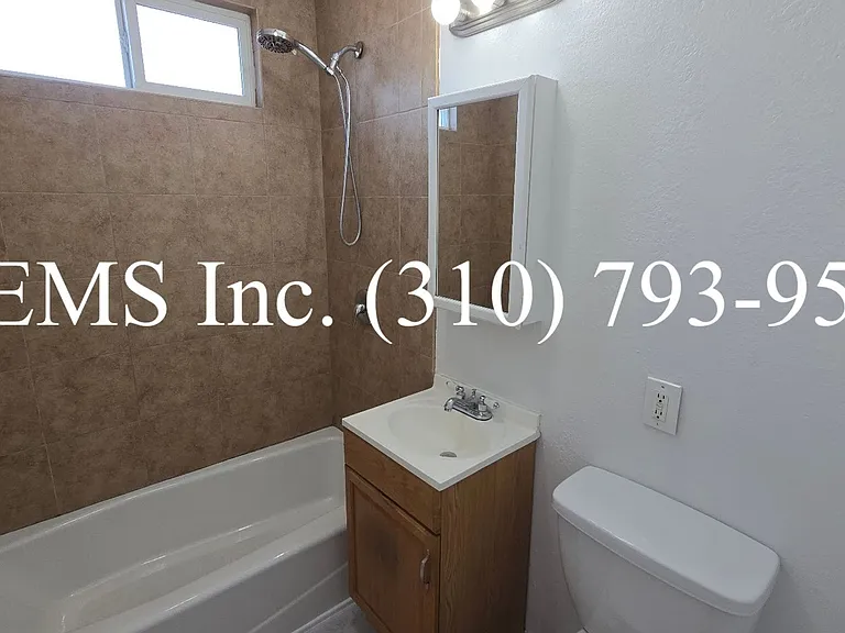 Detached Front House with Laundry Hookups and Garage Parking — Photo 11