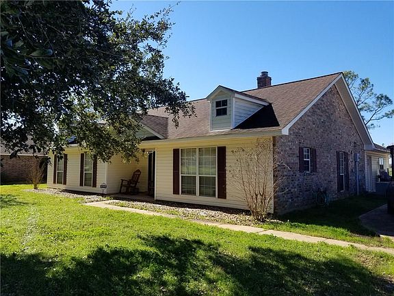 3rd image of 144 Pierre Dr