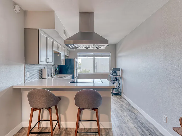 721 E Montebello Ave #203 — Photo 4
