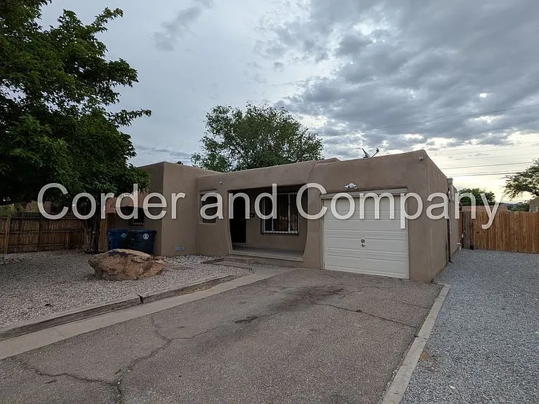 302 Valencia Dr NE — Photo 2