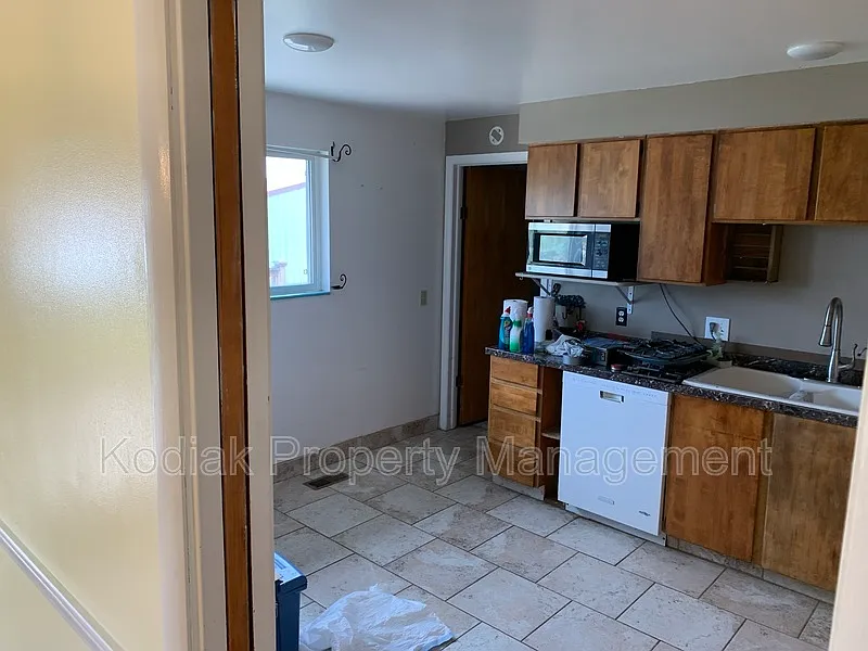 3 bed, 2.0 bath, 1870 sqft, $2,400 — Photo 4