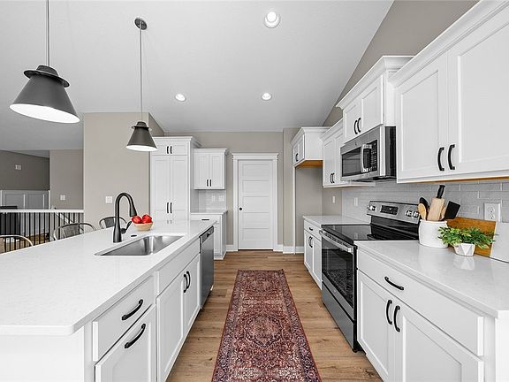 5th image of 606 E Vista Lake Ave