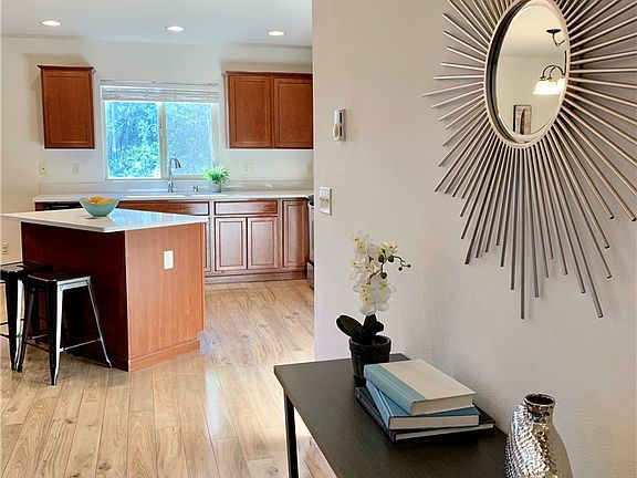 4th image of 941 NW Sawmill Ct