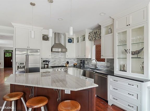4th image of 3236 N Hoyne Ave