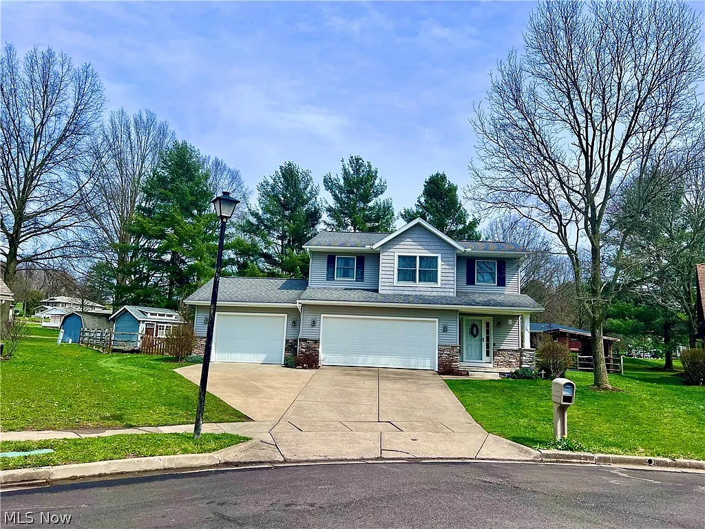 105 Poolview Cir photo 1