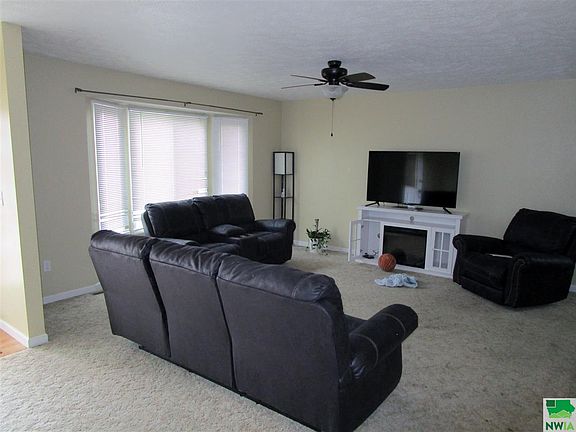 2nd image of 327-329 Regency Pkwy