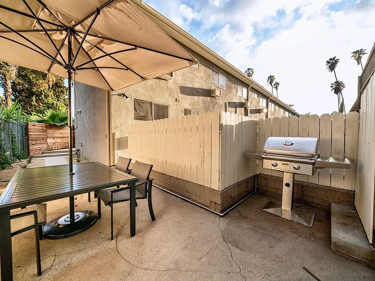 570 N Los Robles Ave — Photo 9