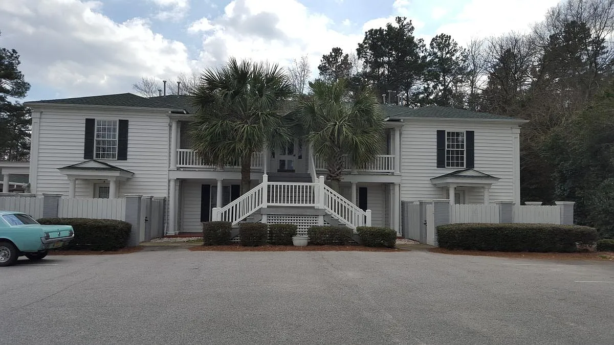 913 Prestwood Dr — Photo 2