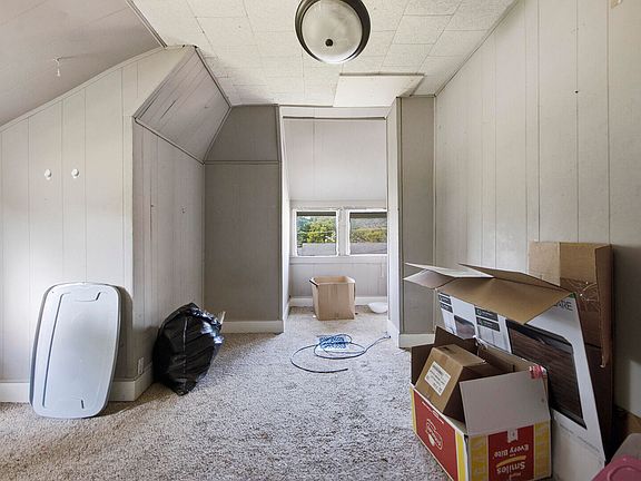 17th image of 103 E Stone St