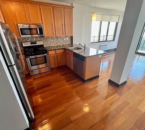 4th image of 122 Beach 26th St #701