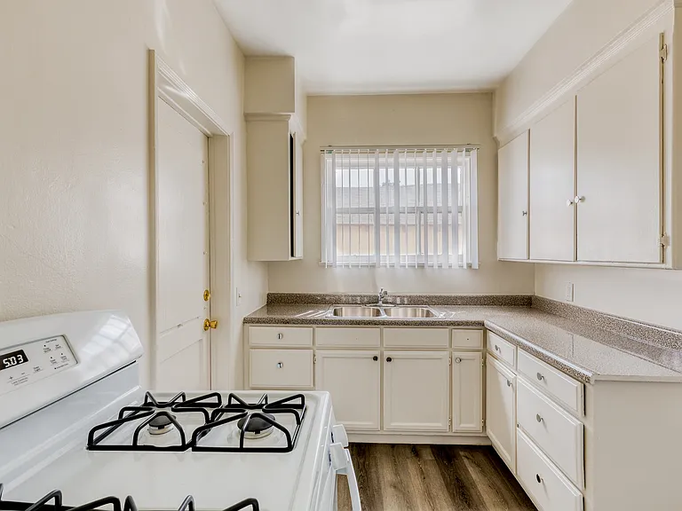 1100 Westmoreland Apartments — Photo 4