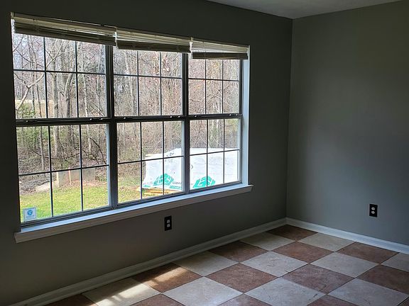 4th image of 516 E Lake Dr