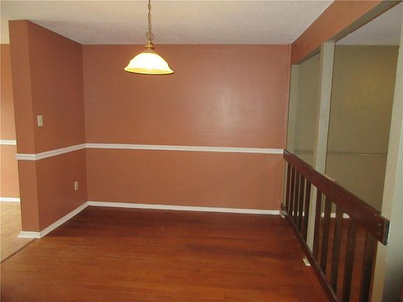 3rd image of 2444 Oxford Pl
