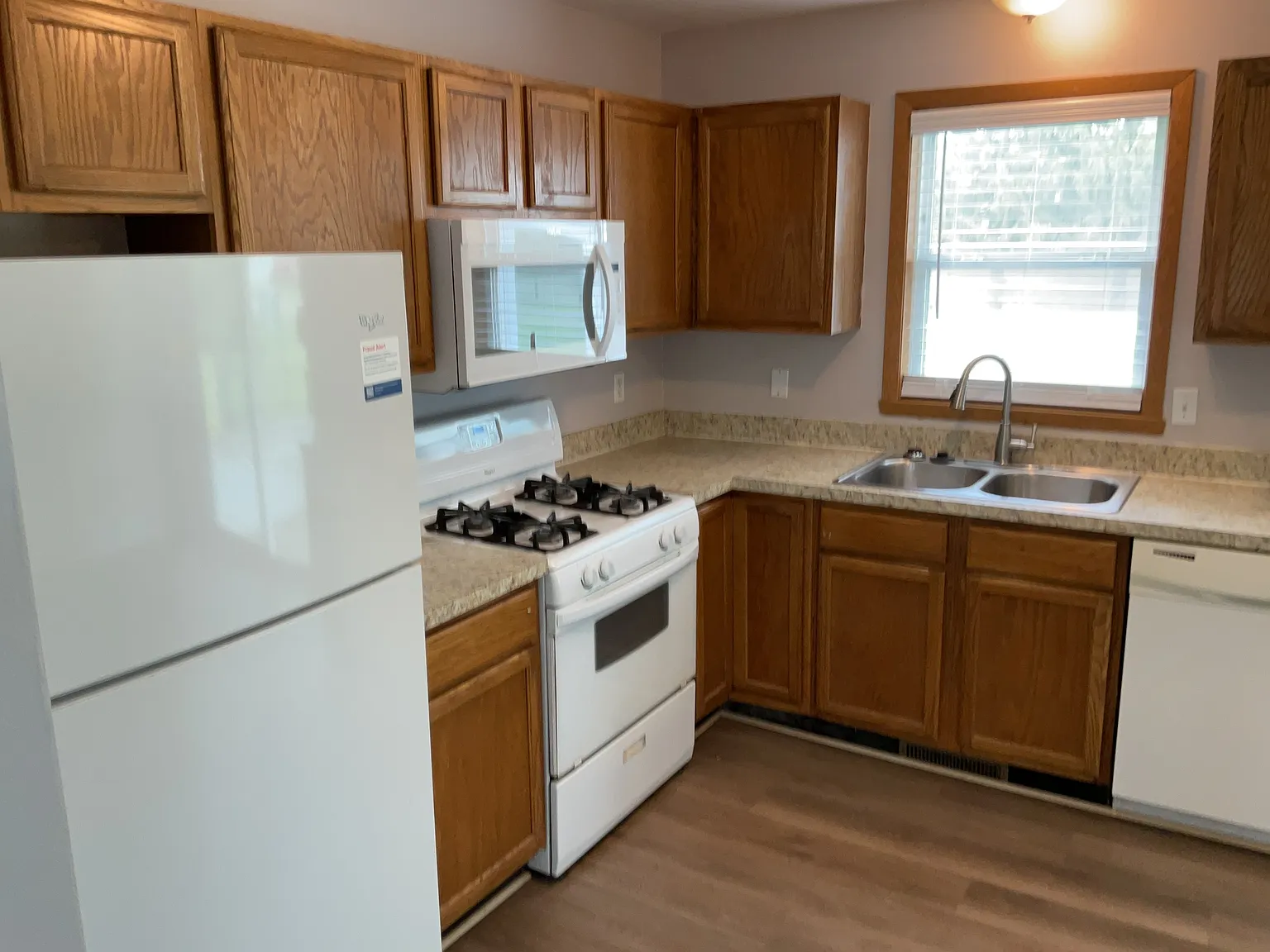 3 bed, 2.0 bath, 1348 sqft, $2,275 — Photo 3