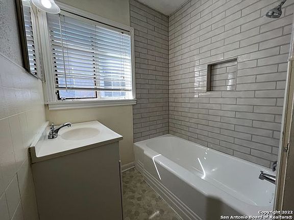 3rd image of 2521 Cincinnati Ave