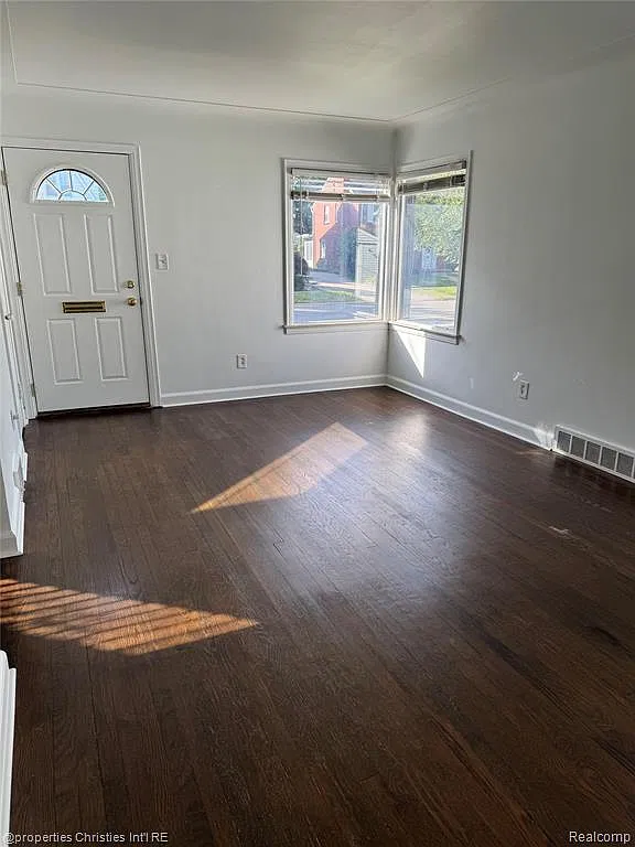 3 bed, 1.0 bath, 962 sqft, $2,300 — Photo 3