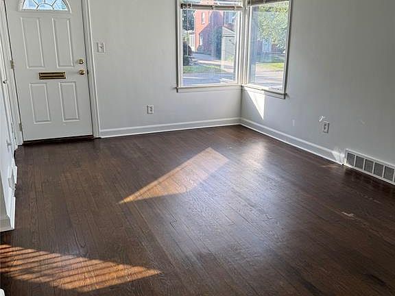 3rd image of 740 W Maplehurst St