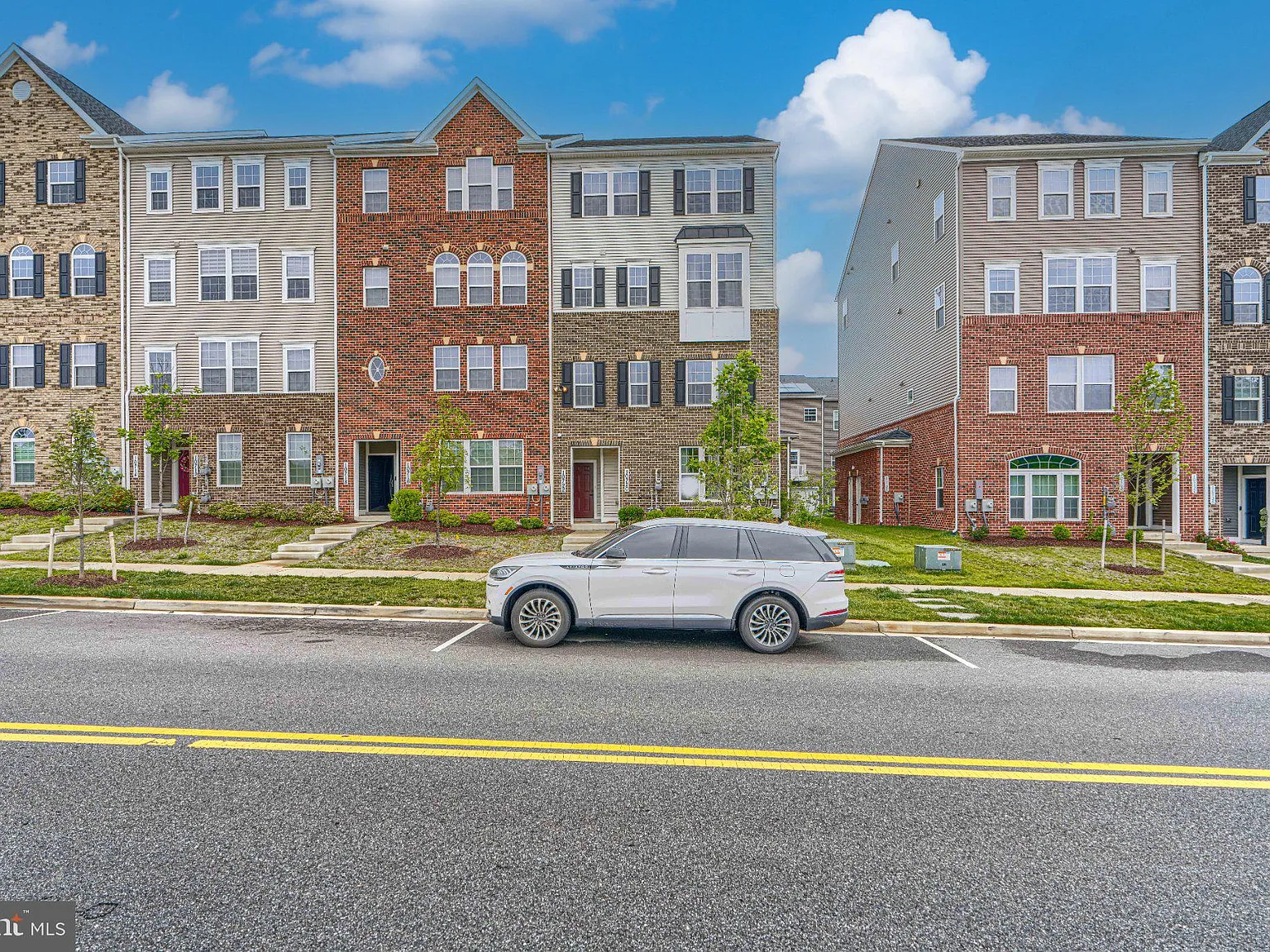 3 bed, 2.5 bath, 1790 sqft, $3,100 — Photo 1