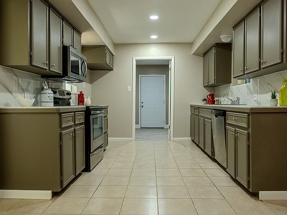 4th image of 210 Loesch Dr