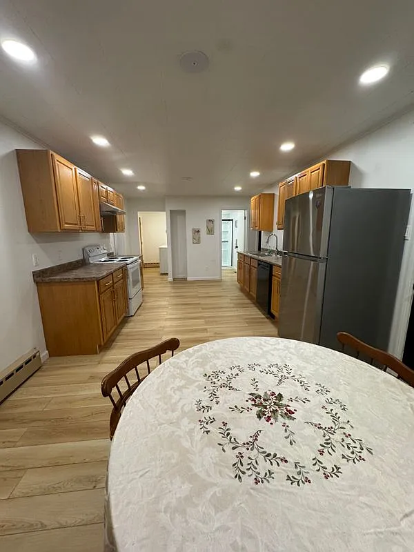 3 bed, 1.0 bath, 1458 sqft, $2,500 — Photo 3
