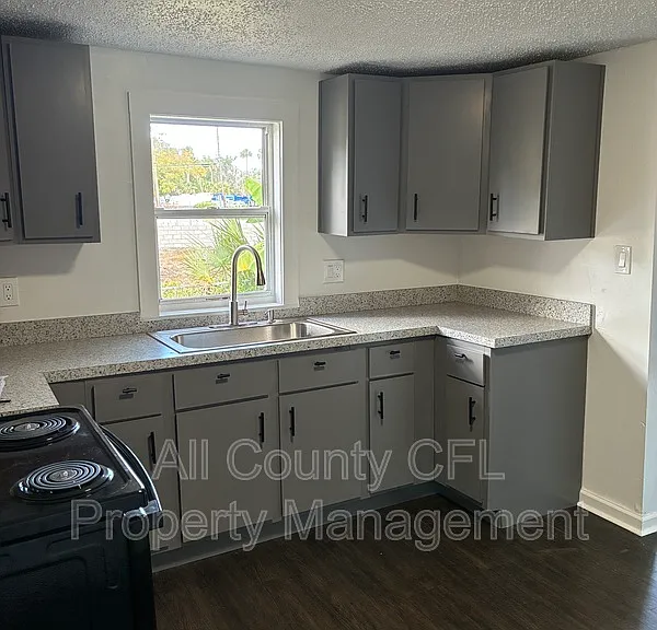 812 Marion St — Photo 2