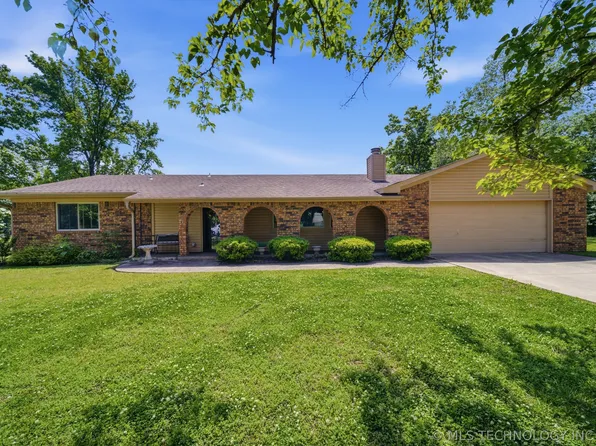 201 Country Ln, Skiatook, OK 74070