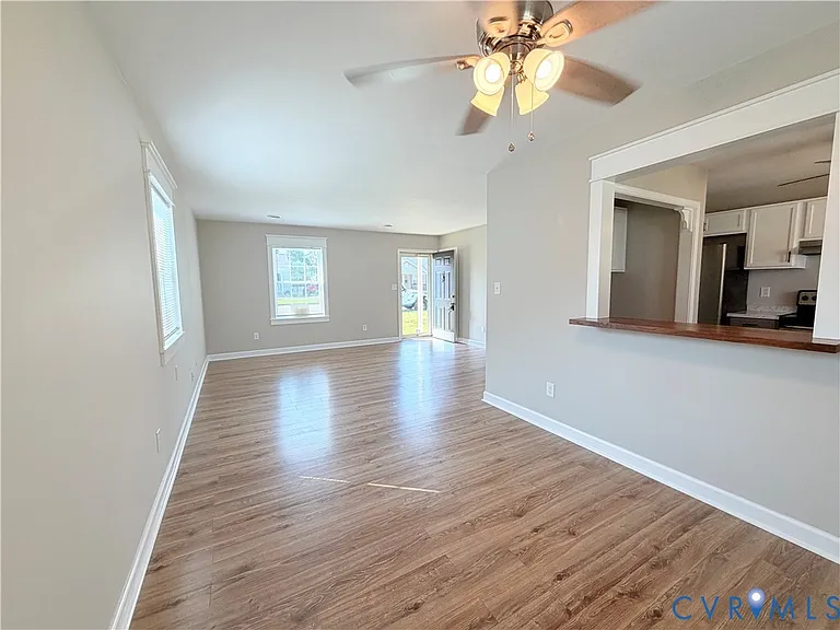 526 Roslyn Ave — Photo 5
