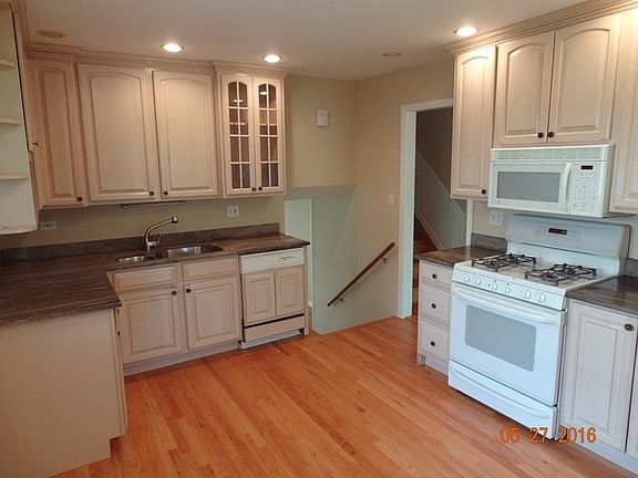 5th image of 74 Greenbriar Dr
