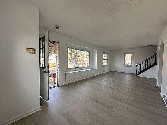 3rd image of 25733 New York St