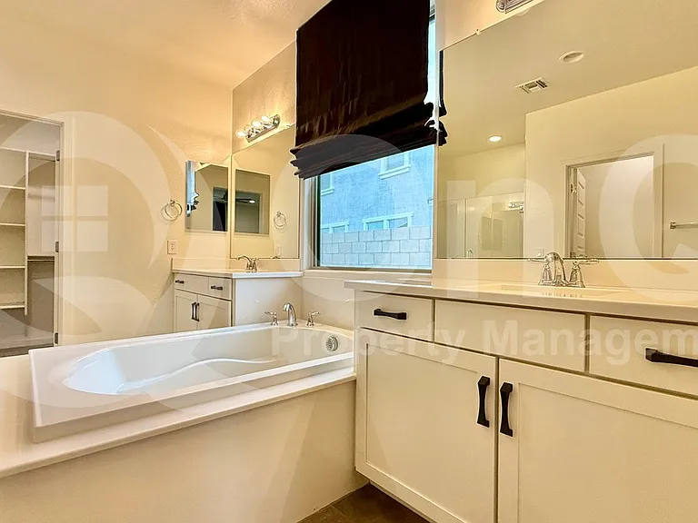 2906 E Russell St — Photo 16