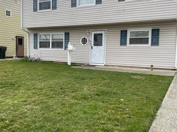 132 Camelot Dr, Port Reading, NJ 07064
