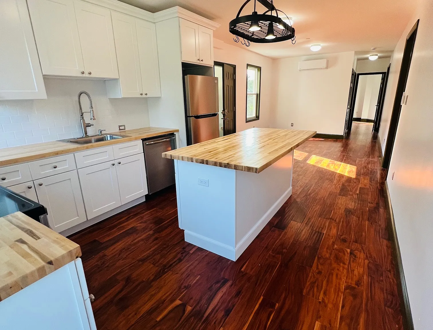 4 bed, 1200 sqft, $3,950 — Photo 1