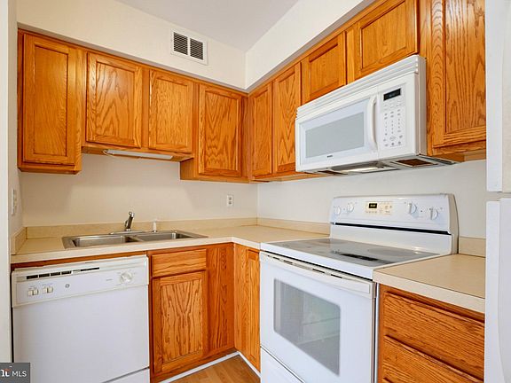 3rd image of 5800 Royal Ridge Dr Suite T