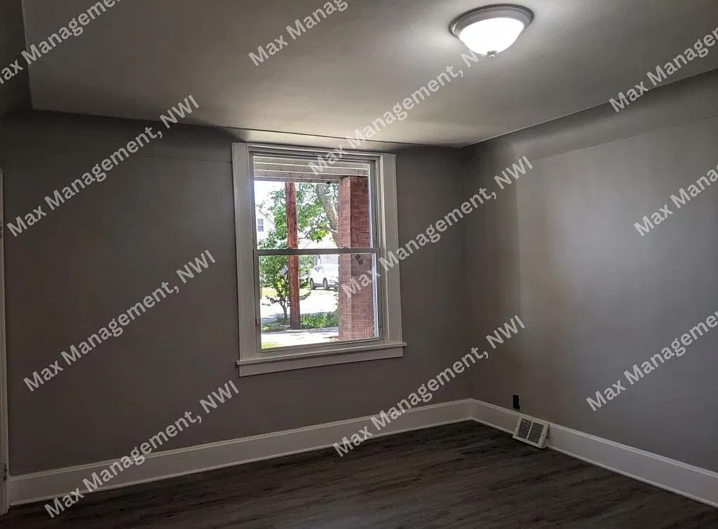 2432 White Oak Ave — Photo 3