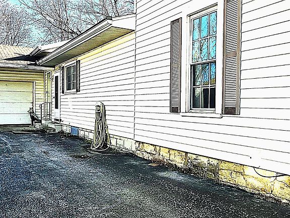 5th image of 221 Broad St