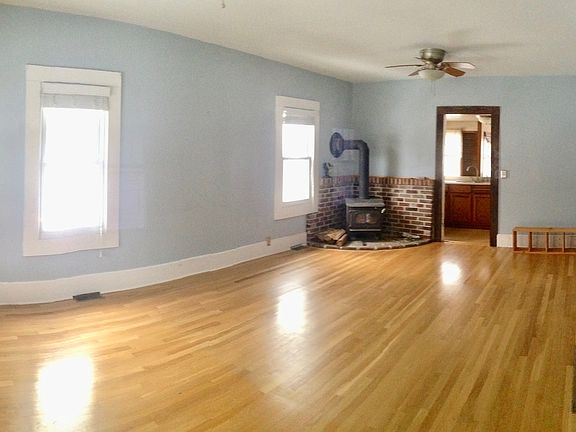 Large LR w/hardwood floor