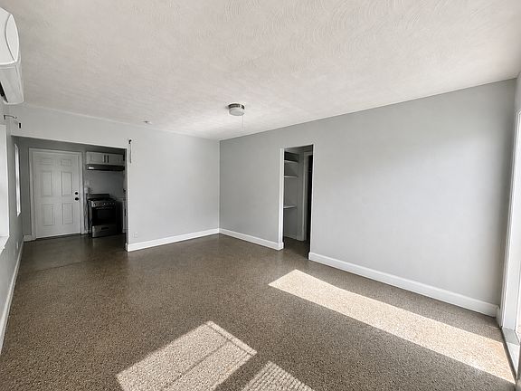 2nd image of 2711 Lincoln St #9