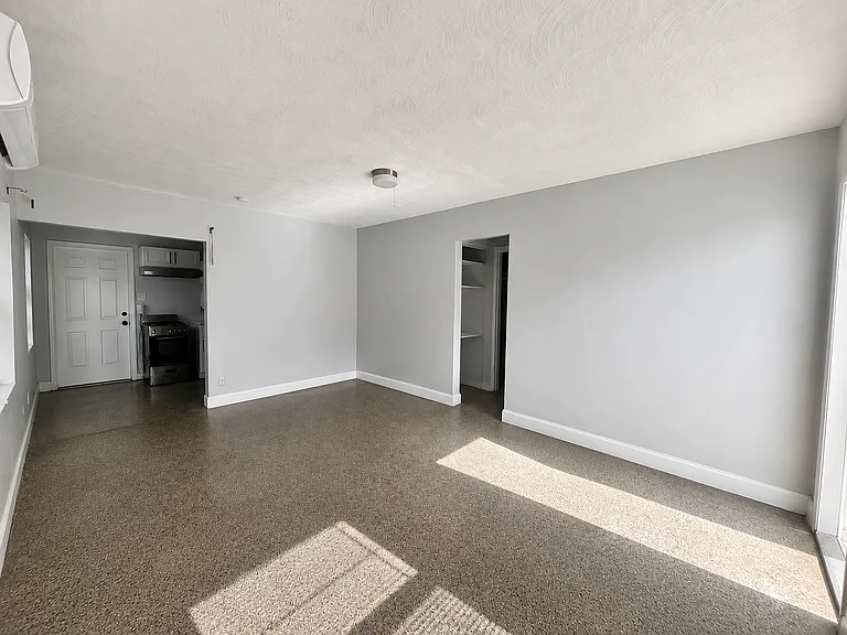 2711 Lincoln St #9 — Photo 2