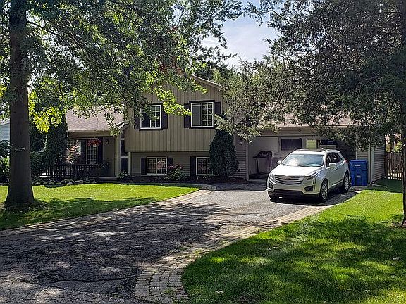 3rd image of 490 S Pinegrove Ave