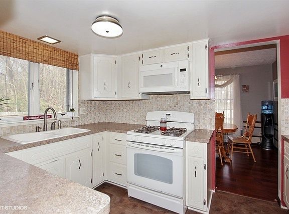 4th image of 1301 Woodland Ct