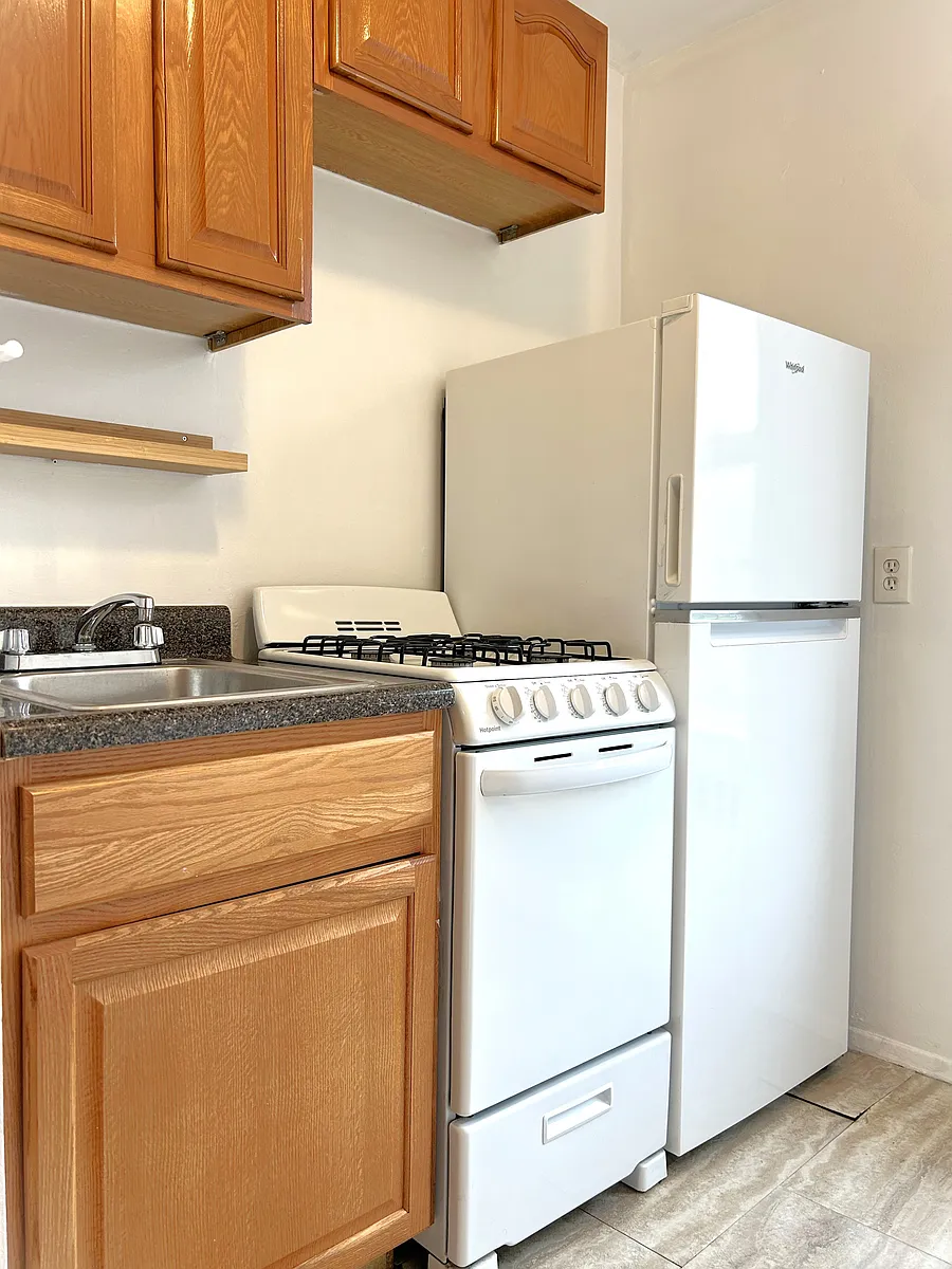 Building Photo - 2277 Steinway St #2