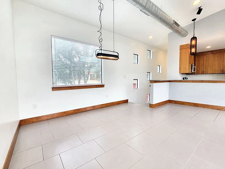 325 Southwind Rd — Photo 3