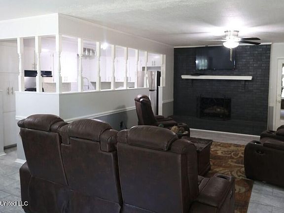 3rd image of 3240 Longwood Dr