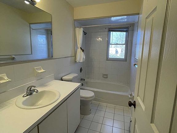4th image of 239B Washington Ave