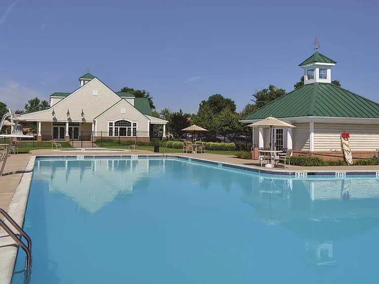 Golf Club Apartments — Photo 7