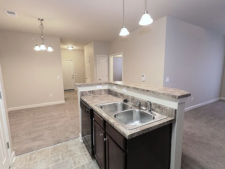 Astoria Apartments — Photo 12