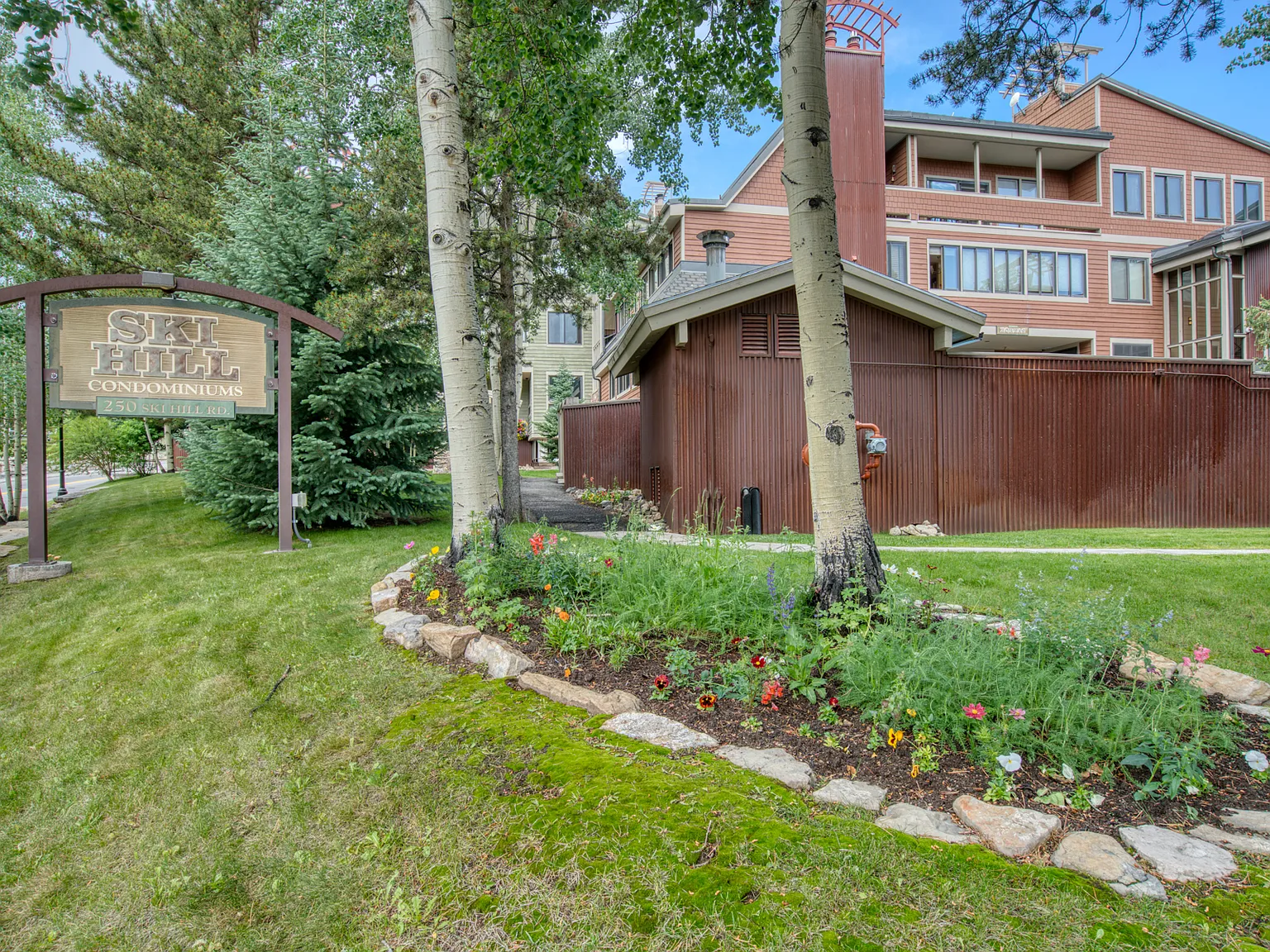 2 bed, 946 sqft, $3,200 — Photo 2