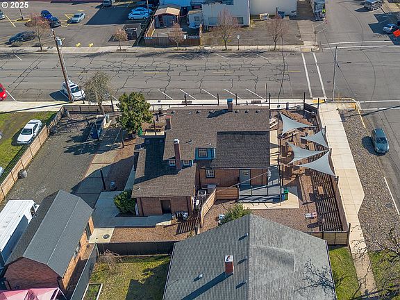 5th image of 883 SW Church St