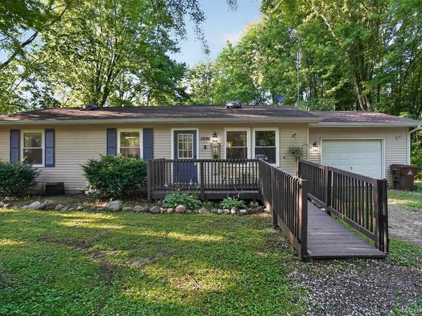 8696 Sargent Rd, Fowlerville, MI 48836